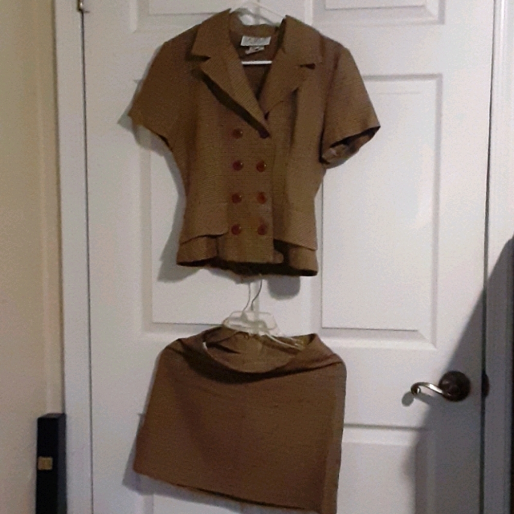 Skirt suit